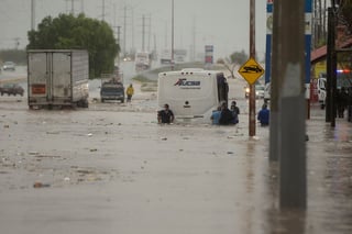 Severas inundaciones ocasionadas por las fuertes lluvias afectaron a gran parte de la ciudad de Saltillo.