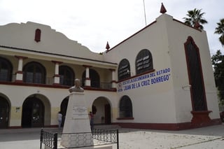 La escuela secundaria del estado Juan de la Cruz Borrego, ubicada sobre la avenida Juárez de Torreón, cerrará sus puertas en el turno vespertino. (ARCHIVO)