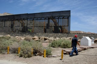 Autoridades estadounidenses aclararon el martes que un video que circula en redes sociales y que muestra fuertes vientos derribando secciones del muro fronterizo entre Estados Unidos y México fue grabado en Nuevo México el 5 de junio. (ARCHIVO)