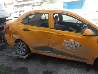 El taxista y el conductor del auto Chevrolet fueron trasladados al Tribunal de Justicia Municipal. (EL SIGLO DE TORREÓN)