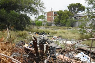 Un terreno particular ubicado entre el Hospital ISSSTE y un prestigioso colegio privado es utilizado como basurero clandestino. (EL SIGLO COAHUILA)