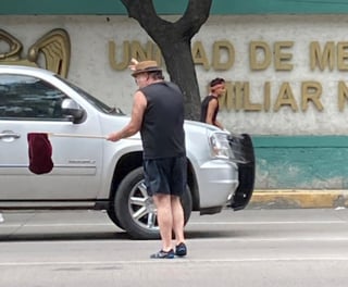 Hace unos días a través del portal de Tvnotas se compartieron unas fotografías del reconocido actor Jesús Ochoa pidiendo dinero en un crucero. (INTERNET) 