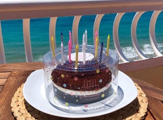 Una publicación de 'Journal of Food Research' concluyó que soplar las velas de un pastel de cumpleaños incrementa la presencia de bacterias hasta en un mil 400 por ciento. (ESPECIAL)