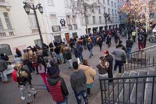 Miles de chilenos con tapabocas formaban largas filas el jueves para iniciar el proceso de retiro del 10% de sus fondos de pensiones. (EFE) 