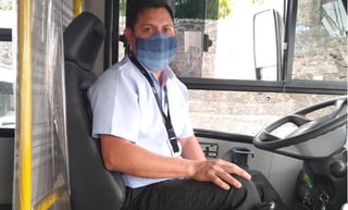 El trabajador de la unidad de transporte público, ha implementado un método para sanitizar el dinero que recibe y regresa a sus pasajeros (CAPTURA) 