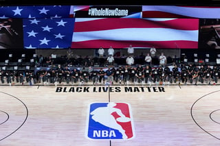 Como nunca antes, la NBA prestará su plataforma y permitirá a sus miembros expresarse con respecto a temas sociales; en el día de su reanudación, presenció algo desconocido para sus duelas: rodillas al suelo durante la entonación del himno nacional. (ARCHIVO)