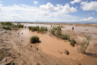 Ayer el agua que corría por el río Aguanaval estaba a nivel mínimo y momentáneamente se descartó el riesgo de inundación en los ejidos cercanos, que pertenecen a Matamoros y Viesca. (EL SIGLO DE TORREÓN / Jesús Galindo)
