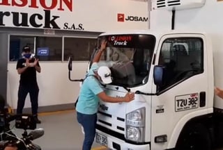 El transportista recibió su camión completamente restaurado por parte de la empresa Collision Truck (CAPTURA) 