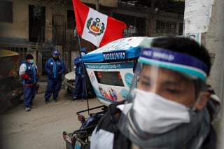 Perú podría duplicar su cifra actual de muertos por COVID-19 si las autoridades confirman que un grupo de más de 27,000 personas (hoy consideradas sospechosas) efectivamente fallecieron a causa de la enfermedad. (ARCHIVO)