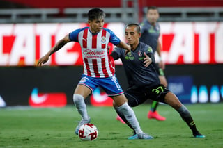 Dieter Villalpando, centrocampista de las Chivas de Guadalajara, afirmó este viernes que el equipo busca perfeccionar su juego para sacar la victoria en el encuentro de la segunda jornada del Apertura ante Santos Laguna. (ARCHIVO)