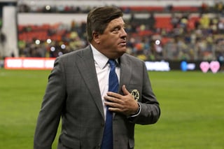 Miguel Herrera, entrenador de las Águilas del América del fútbol mexicano, explicó este viernes que se prepara para un torneo Apertura 2020 en el que tendrá varias bajas por lesiones musculares o por enfermos de la COVID-19. (ARCHIVO)