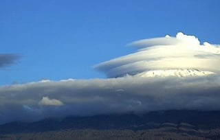 El volcán Popocatépetl volvió a dar de qué hablar en la red, debido al desconcierto que generó entre el público por las nubes que fueron captadas rodeándolo (CAPTURA) 