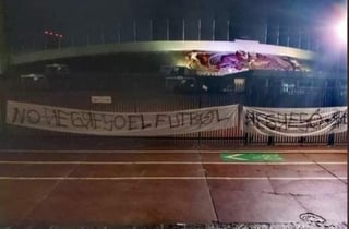 Integrantes del 'Ritual del Kaoz' colgaron en las inmediaciones del recinto algunas mantas, con mensajes de protesta previo al duelo de las Águilas ante el Tijuana. (ESPECIAL)