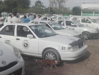 El viernes por la tarde el alcalde del municipio de Lerdo, Homero Martínez, entregó alrededor de 500 apoyos alimentarios a taxistas, para mitigar los estragos por la pandemia. (ARCHIVO)