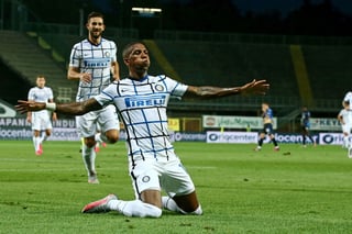 Ashley Young celebra luego de marcar el segundo tanto del Inter de Milán, en la victoria 2-0 sobre Atalanta.