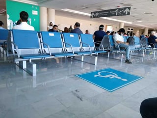 Todos los viajeros, sin excepción, deben portar cubrebocas desde que ingresan al aeropuerto, en las salas de espera y mientras se encuentren en el aire. (HUMBERTO VÁZQUEZ)