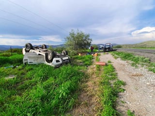 El accidente ocurrió a la altura del kilómetro 168+500 de la vialidad mencionada, muy cerca del entronque a la presa Francisco Zarco. (EL SIGLO DE TORREÓN)