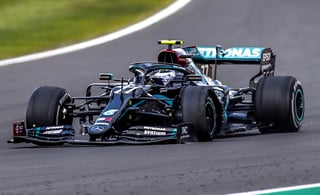 Lewis Hamilton recorrió la última media vuelta con prácticamente tres llantas, pero logró imponerse en Silverstone. (EFE)