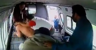 Los pasajeros de la combi en el Estado de México, se defendieron ante el intento de asalto del sospechoso, al cual terminaron bajando semidesnudo de la unidad (CAPTURA) 