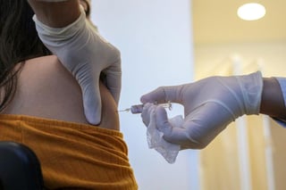 El sábado pasado, el ministro ruso de Sanidad, Mijaíl Murashko, afirmó que las pruebas clínicas de esta vacuna concluyeron y comenzaba la etapa de registro.
(ARCHIVO)