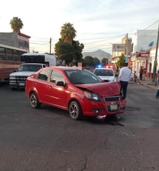 Los primeros peritajes indicaron que un vehículo Chevrolet Aveo, modelo 2014, color rojo, que era conducido por Santiago de 22 años de edad, se desplazaba de sur a norte por la avenida Francisco I. Madero.
(EL SIGLO DE TORREÓN)
