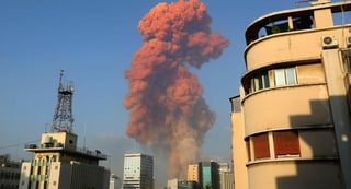 Una enorme explosión sacudió el martes Beirut, la capital libanesa, hiriendo a varias personas y causando daños generalizados. (ESPECIAL) 