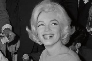 La versión oficial señala que Marilyn Monroe falleció el 5 de agosto de 1962 a causa de una sobredosis de barbitúricos en su casa de Brentwood, California.