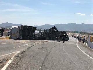 El accidente ocurrió cerca de las 15:30 horas del este martes cuando la unidad circulaba sobre la carretera Jiménez-Gómez Palacio y subió el paso elevado para tomar la autopista.
(EL SIGLO DE TORREÓN)