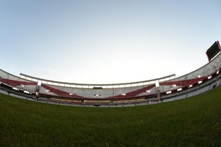 River Plate anunció este martes que realizará obras en el estadio Monumental que finalizarán 'a comienzos de 2021', que cambiará el césped y que eliminará la pista de atletismo para que el club tenga 'el mejor campo de juego del país'. (TWITTER)