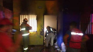 De madrugada se incendia una casa en Matamoros; por fortuna el propietario se encontraba laborando al momento que iniciaron las llamas. (EL SIGLO DE TORREÓN)
