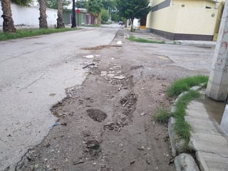Las recientes lluvias generaron hundimientos en la zanja por donde se introdujo la red de agua sobre la calle Rayón en el Centro.