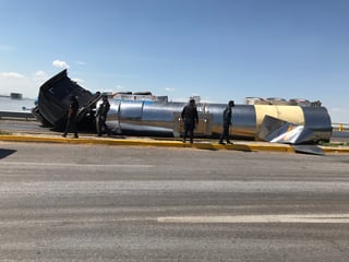 El accidente ocurrió cerca de las 15:30 horas de este martes, cuando la unidad circulaba sobre la carretera Jiménez-Gómez Palacio. (EL SIGLO DE TORREÓN)
