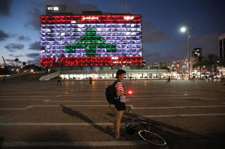 El Ayuntamiento de la ciudad israelí de Tel Aviv se iluminó hoy con los colores de la bandera del Líbano, como muestra de solidaridad tras la explosión de ayer en el puerto de Beirut, que causó más de un centenar de muertos y 5,000 heridos. (ARCHIVO)