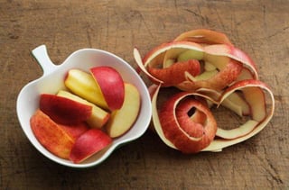 Si de plano no puedes comer tu manzana con todo y cáscara, te recomendamos no desechar la piel y aprovecharla de otras maneras en tu cocina. (ESPECIAL) 