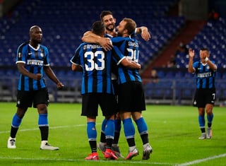 Jugadores del Inter celebran luego de marcar el 2-0 en el duelo de ayer frente al Getafe. (EFE)
