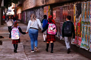 El cierre de escuelas en más de 160 países afectaba, a mediados de julio, a más de mil millones de estudiantes, dijo el secretario general de Naciones Unidas. (ARCHIVO)
