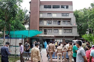 El fuego se desató en el Shrey Hosptial de Ahmedabad, una pequeña clínica privada con apenas 50 plazas destinadas al tratamiento de enfermos con coronavirus. (ESPECIAL)