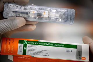 Seis candidatas a vacunas contra la COVID-19 se encuentran en 'fase muy avanzada', por lo que hay esperanzas de que pronto pueda haber una inmunización de la población contra el coronavirus. (ARCHIVO) 