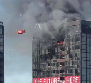 Autoridades se movilizaron ante el reporte de un incendio en una torre del World Trade Center en Bruselas, Bélgica. (ESPECIAL)