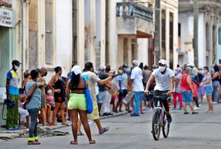 El aumento sostenido de los contagios diarios por COVID-19 en las últimas dos semanas ha disparado las alarmas en Cuba, donde este jueves se registraron 49 nuevos casos, la cifra más alta desde el récord de 74 infecciones a inicios de mayo pasado. (ARCHIVO) 
