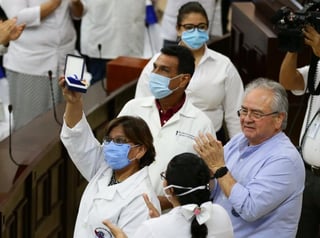 La Asamblea Nacional de Nicaragua (parlamento) condecoró este jueves a los trabajadores del Ministerio de la Salud por hacer frente a la pandemia de la COVID-19, que ha causado 123 muertos y 3,902 infectados en el país, desde mediados de marzo pasado. (CORTESÍA)