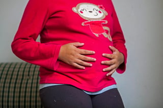 El embarazo en adolescentes no sólo provoca que las mujeres no tengan acceso a un trabajo digno, educación de calidad y seguridad social, sino que también representa una pérdida anual de casi 63 mil millones de pesos para el Estado mexicano y su población. (ARCHIVO)