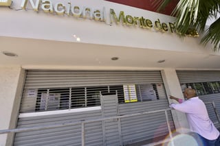 La sucursal del Centro del Nacional Monte de Piedad es la oficina con más afluencia en Torreón y ayer volvió a cerrar sus puertas. (ÉRICK SOTOMAYOR)