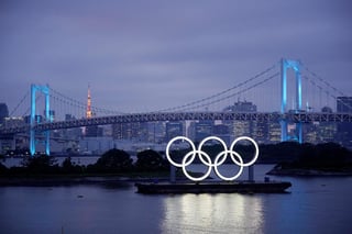 Los aros olímpicos ubicados cerca del Puente del Arco Iris en el Parque Marino de Odaiba, están a la espera de la justa del próximo año.