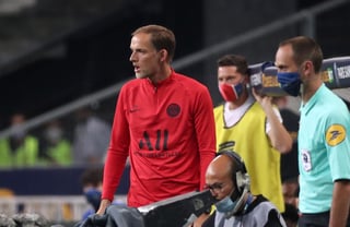 El París Saint-Germain (PSG) anunció este viernes que su entrenador, el alemánThomas Tuchel, se hizo el jueves un esguince en el tobillo izquierdo durante un entrenamiento y se fracturó el quinto metatarsiano. (ARCHIVO)