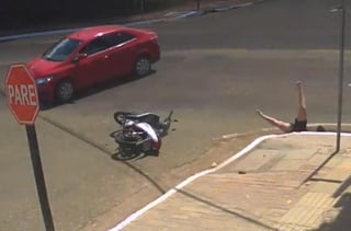 Mujer termina en una alcantarilla tras ser embestida por un automóvil