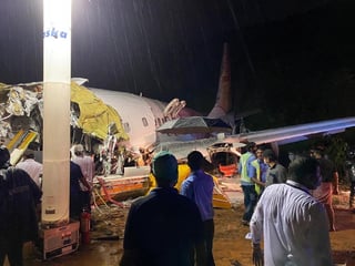 Un vuelo que transportaba a personas que habían quedados varadas en el extranjero por la pandemia de coronavirus sufrió un accidente al aterrizar y en el proceso murieron al menos 17 pasajeros y resultaron heridos 123 más en Kozhikode, India. (EFE)