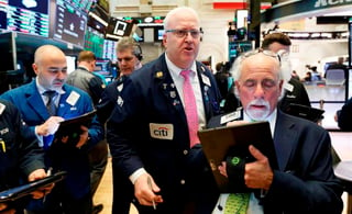 Wall Street cerró en terreno mixto este viernes y su principal indicador, el Dow Jones de Industriales, subió un 0.17 % tras una jornada marcada por las tensiones entre EUA y China. (ARCHIVO)