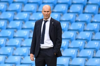 Zinedine Zidane dijo que la eliminación en la Champions fue 'merecida', y defendió al zaguero Raphael Varane, tras sus errores. (AP)