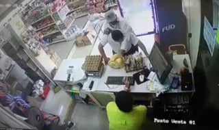 Los sujetos encañonaron a los empleados de la tienda hasta conseguir robar el dinero de la caja registradora (CAPTURA) 